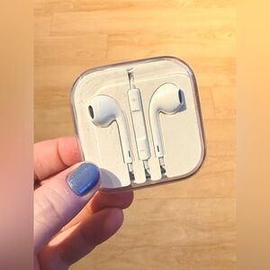 NIB Apple ear buds, wired